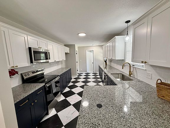 3rd image of 4 Regal Cres