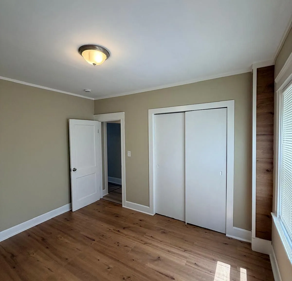 3 bed, 1.0 bath, 1418 sqft, $2,600 — Photo 4