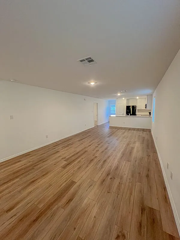 3 bed, 2.0 bath, 1200 sqft, $1,400 — Photo 3