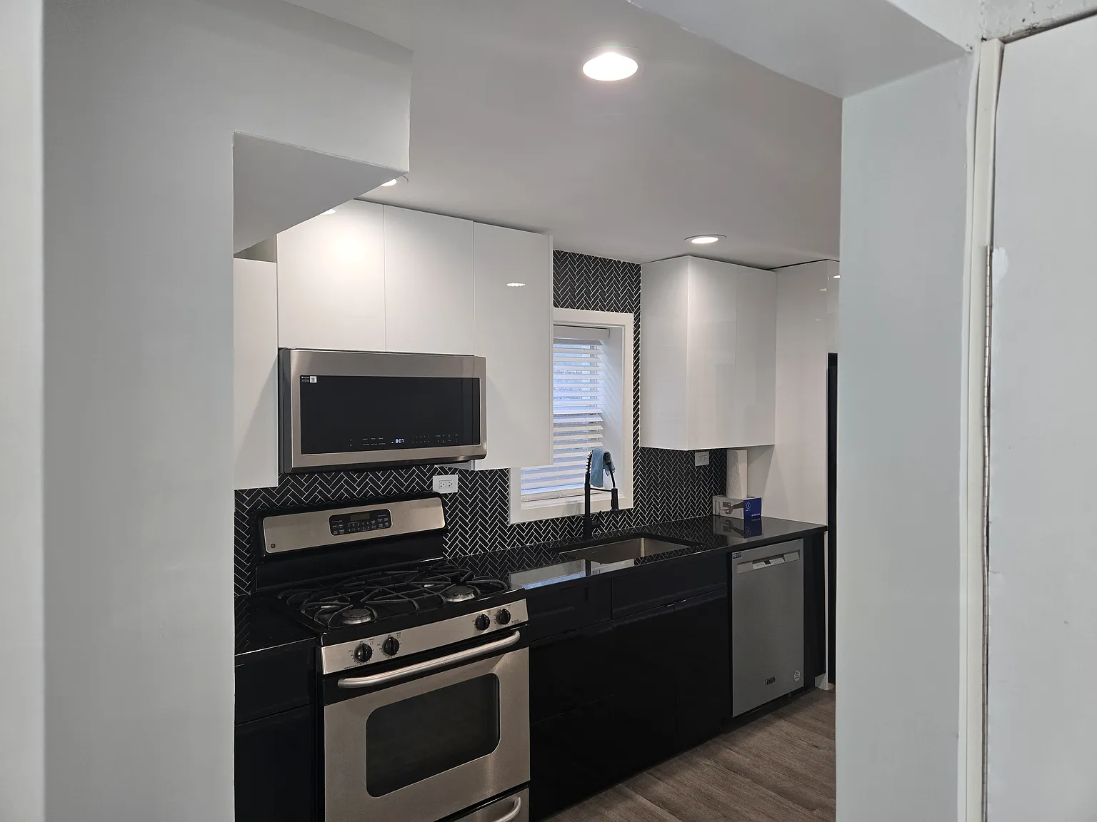 2 bed, 684 sqft, $2,100 — Photo 1