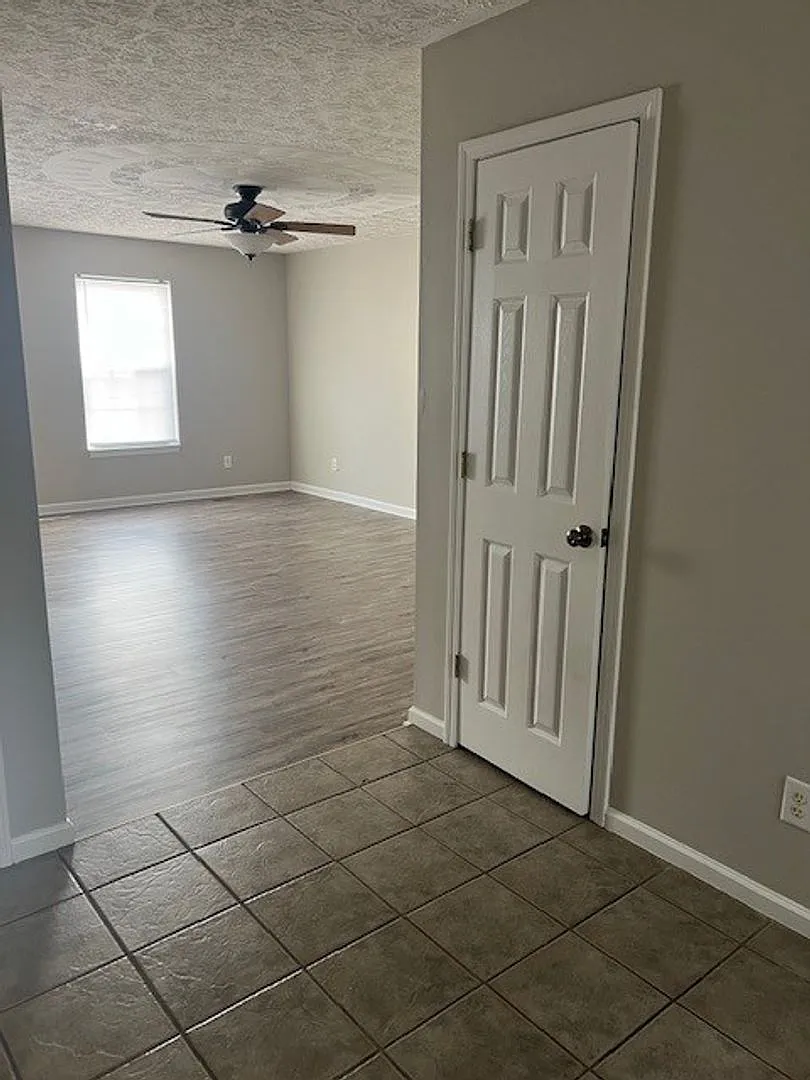 Spacious 2-Bedroom Townhouse with Garage — Photo 4