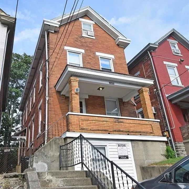 2345 Stratford Ave