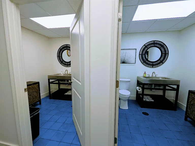 Admiral Apartments — Photo 9