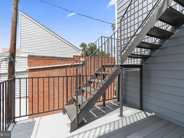 112 E Randall St — Photo 40
