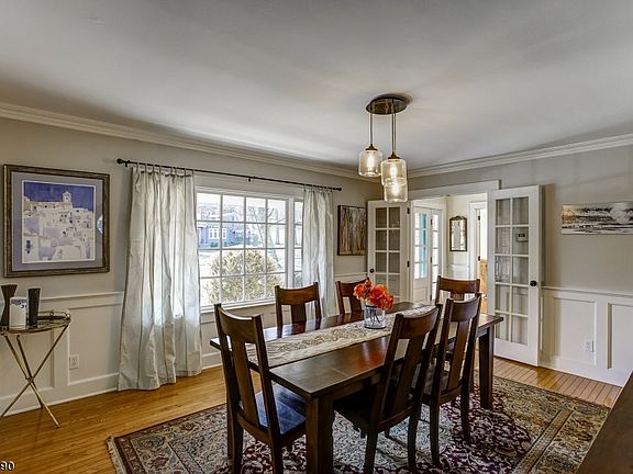 4th image of 361 Warwick Ave