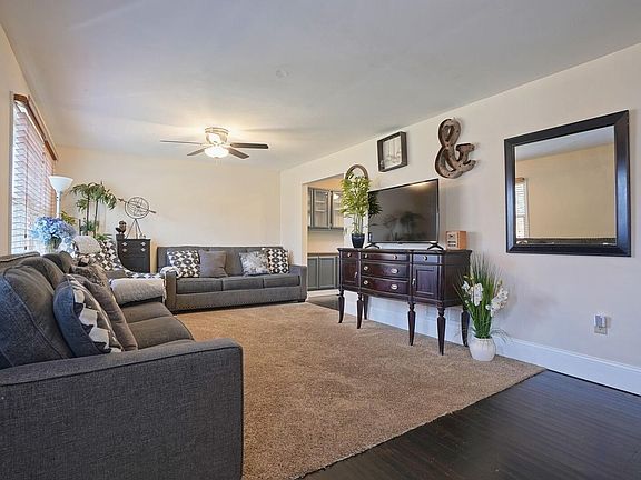 5th image of 12064 Cedarcreek Dr