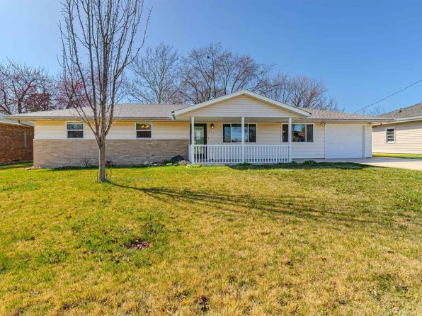 211 Illini Dr, East Peoria, IL 61611