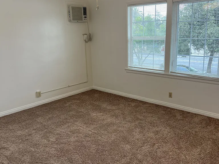 500 N Los Robles Ave #6 — Photo 8