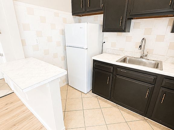 5th image of 321 Ella St #5