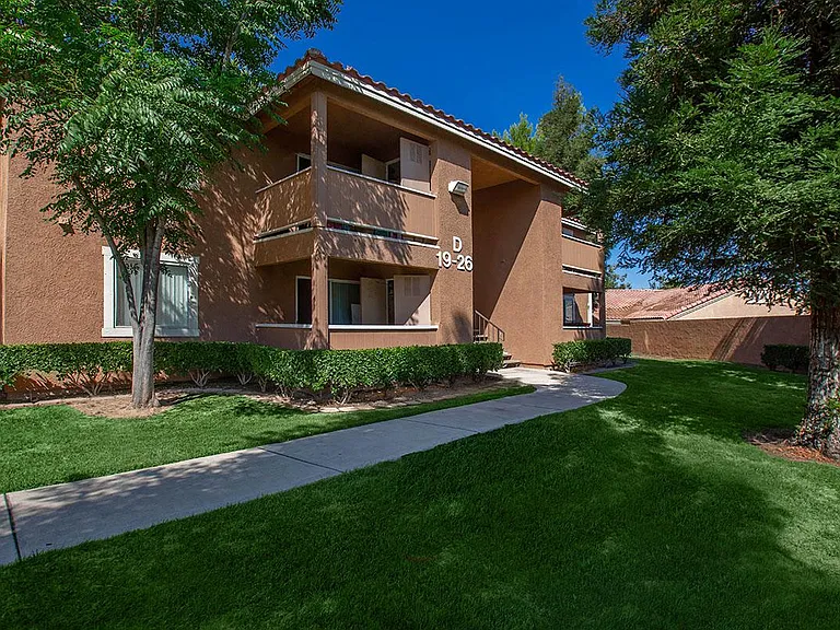 Sunset Pointe Apartments — Photo 6