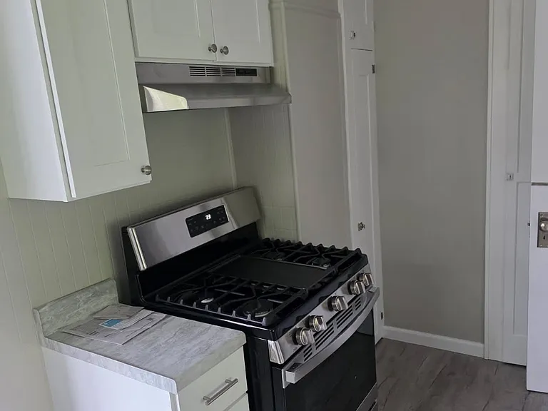1174 Linden Ave — Photo 6