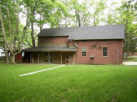 Garage/Barn with Unlimited possibilities
