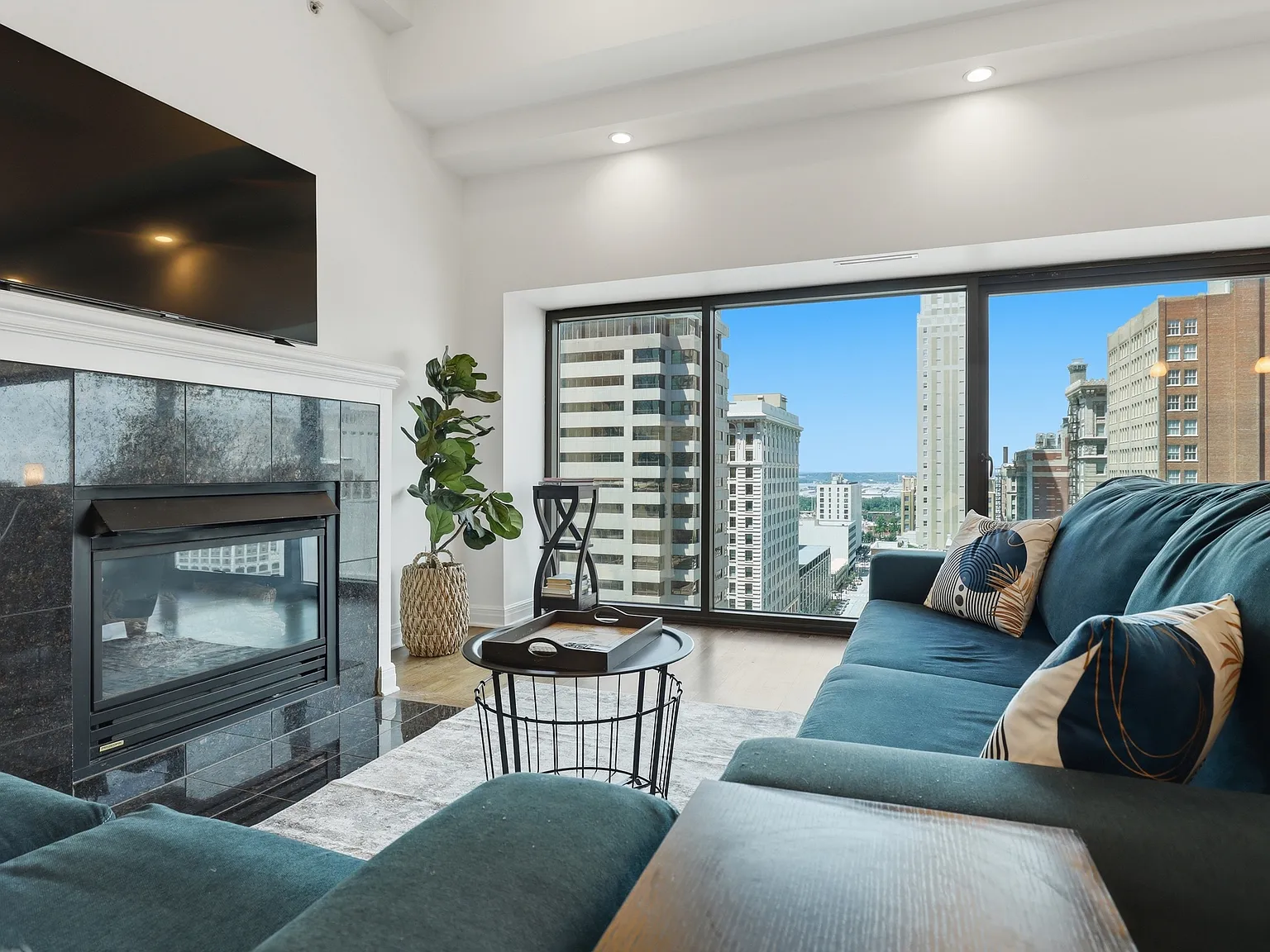 1 bed, 838 sqft, $2,200 — Photo 3