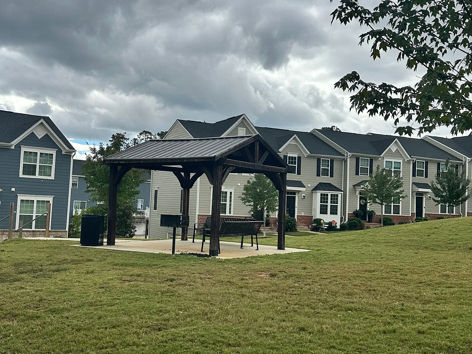 3 bed, 2.5 bath, 1676 sqft, $2,300 — Photo 2