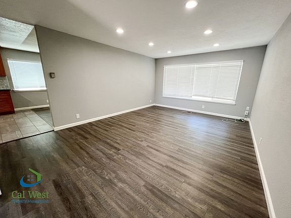4th image of 1567 Oriole Ave