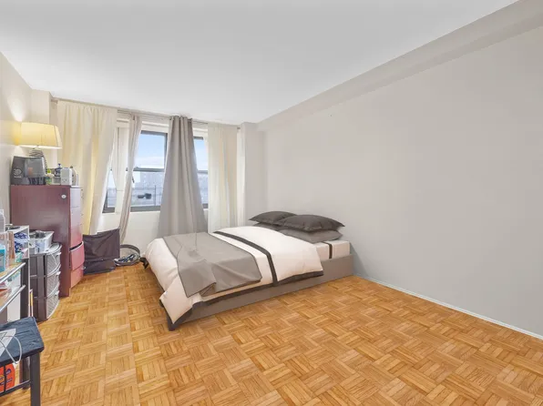 61-20 Grand Cent Parkway image 4 of 9