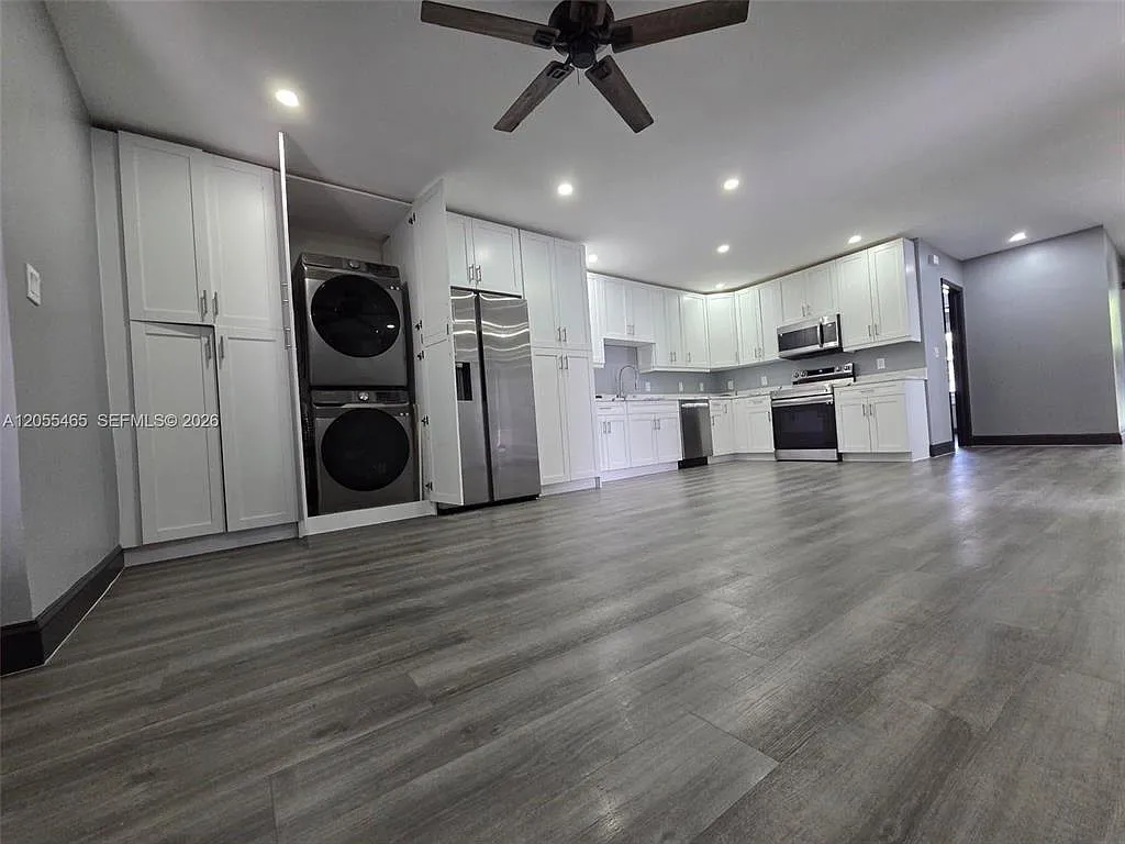 3 bed, 5160 sqft, $2,900 — Photo 1