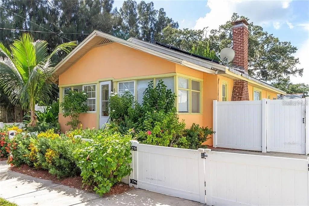 2 bed, 1.0 bath, 990 sqft, $1,495 — Photo 1