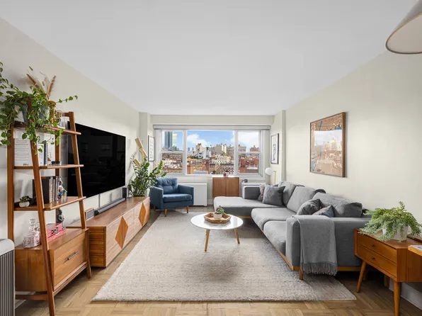 2 Charlton Street image 1 of 12