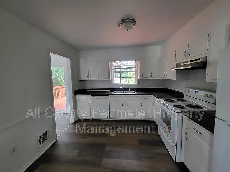 5 bed, 3.0 bath, 2212 sqft, $2,499 — Photo 4