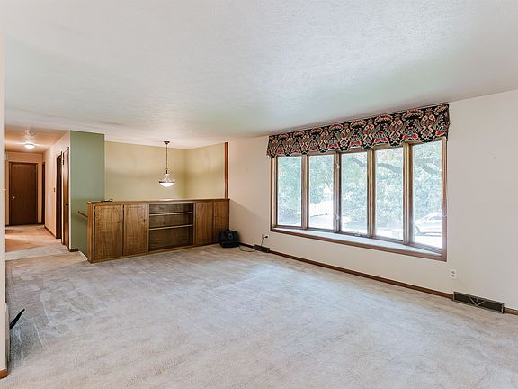 3rd image of 1214 Fieldcrest Dr