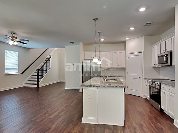 3rd image of 300 Vaughan Pl