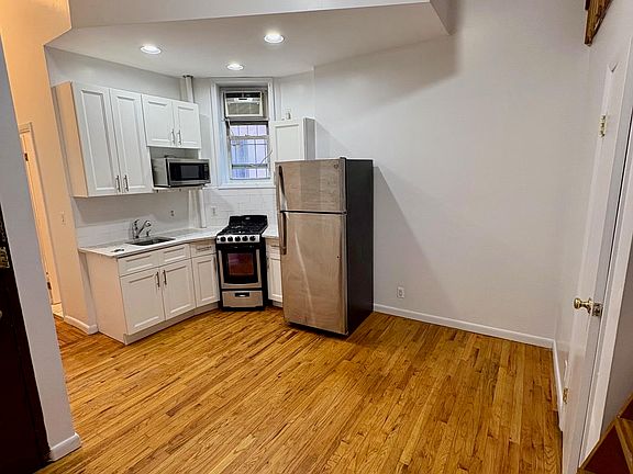5th image of 521 E 12th St