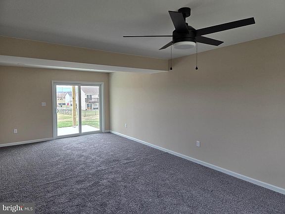 5th image of 255 Grove Dr