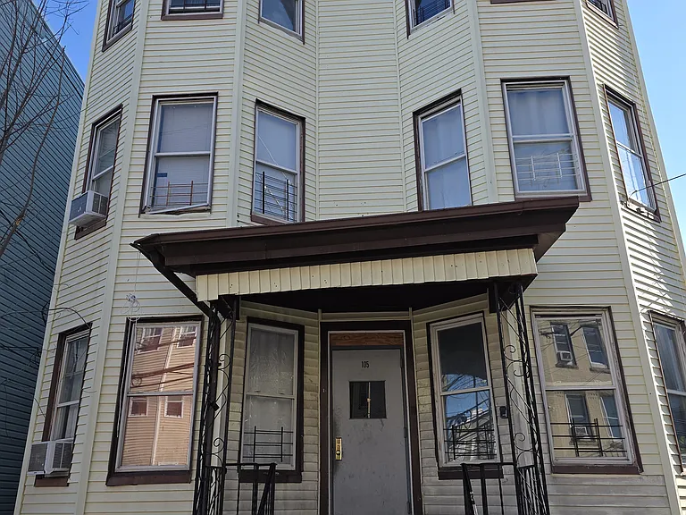 105 Maple St #3WS — Photo 1