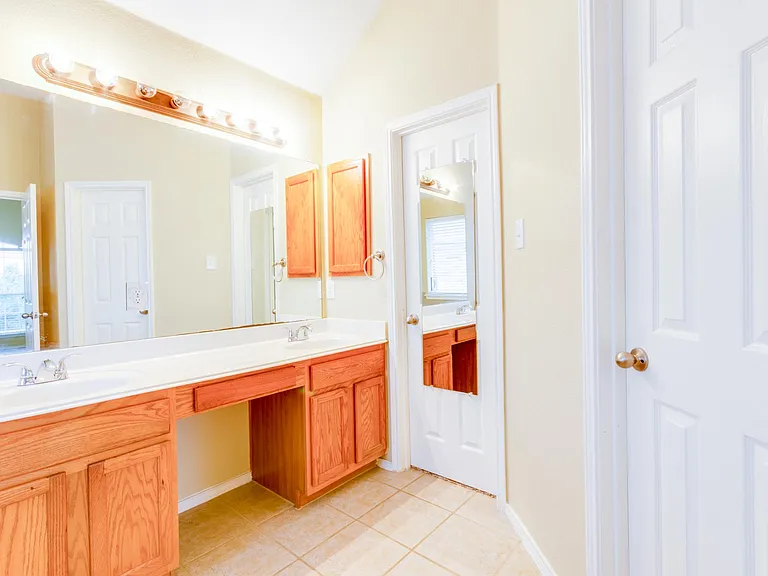 409 Knoll Park Ct — Photo 13