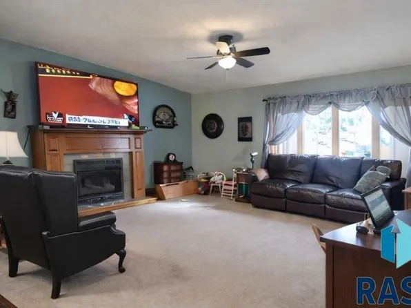 208 S Clark St, Viborg, SD 57070