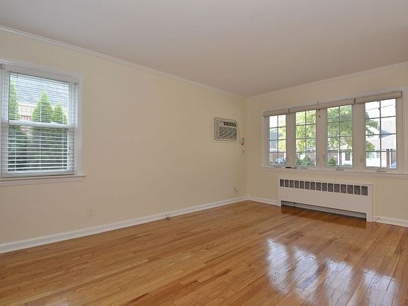 4th image of 445 Carnation Ave