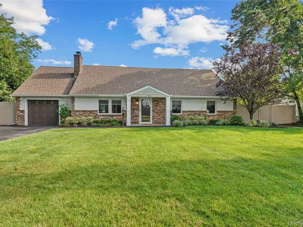 123 Hiawatha Drive, Brightwaters, NY 11718