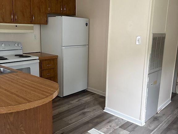 5th image of 470 Smith St #470