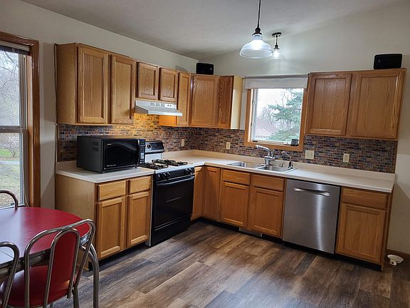3rd image of 1040 E Lakeside Dr