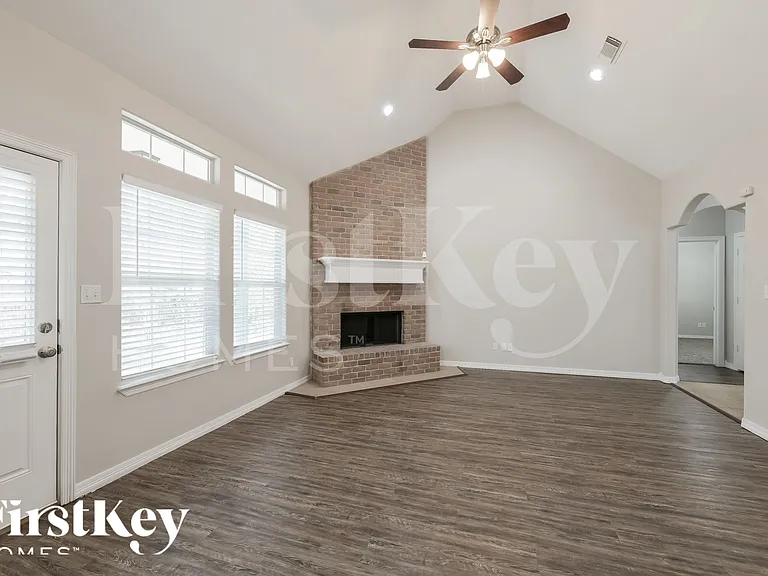 295 Cypress Dr — Photo 3