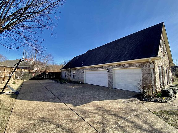 3rd image of 20 Northwood Dr