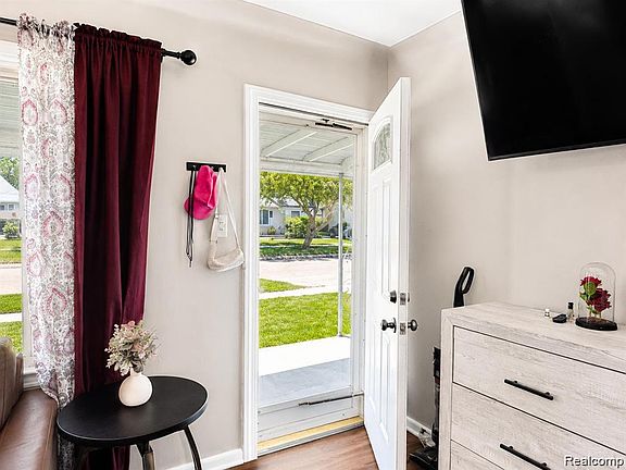 4th image of 24895 Marigold Ave