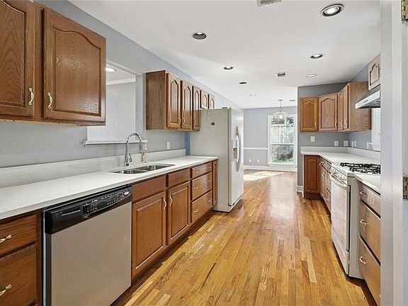 4th image of 412 Stratford Dr