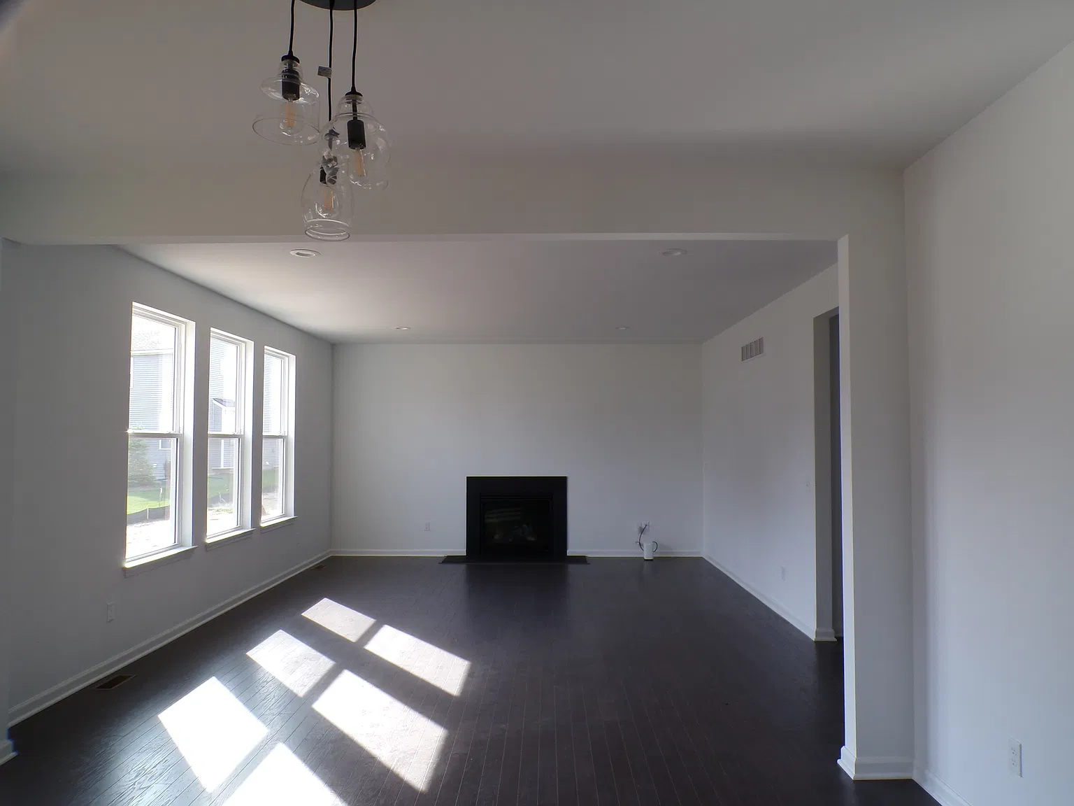 4 bed, 2.5 bath, 2907 sqft, $4,000 — Photo 4