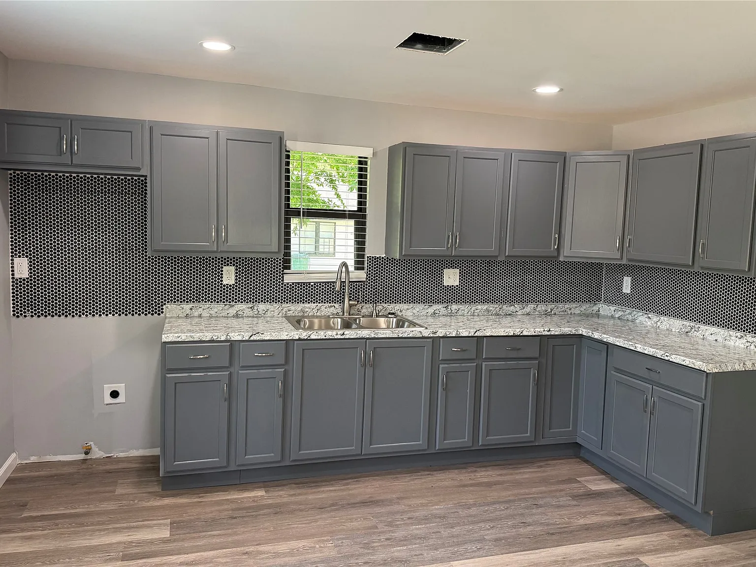 3 bed, 2.0 bath, 1125 sqft, $1,600 — Photo 3