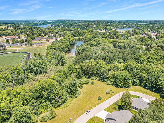 3rd image of 61 Creek Dr