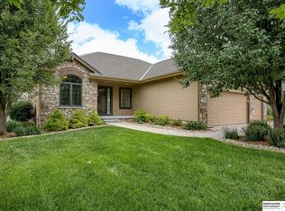 7708 Ponderosa Dr, Papillion, NE 68046