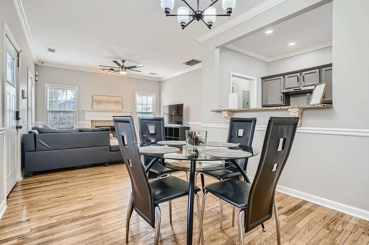 4 bed, 1210 sqft, $3,900 — Photo 4
