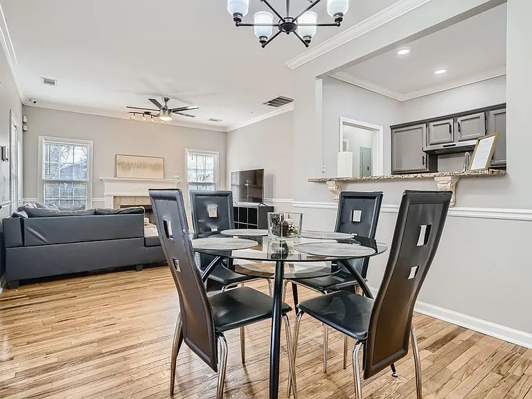 1113 Windsor St SW — Photo 4
