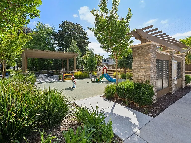 665 Alamo Ct — Photo 24