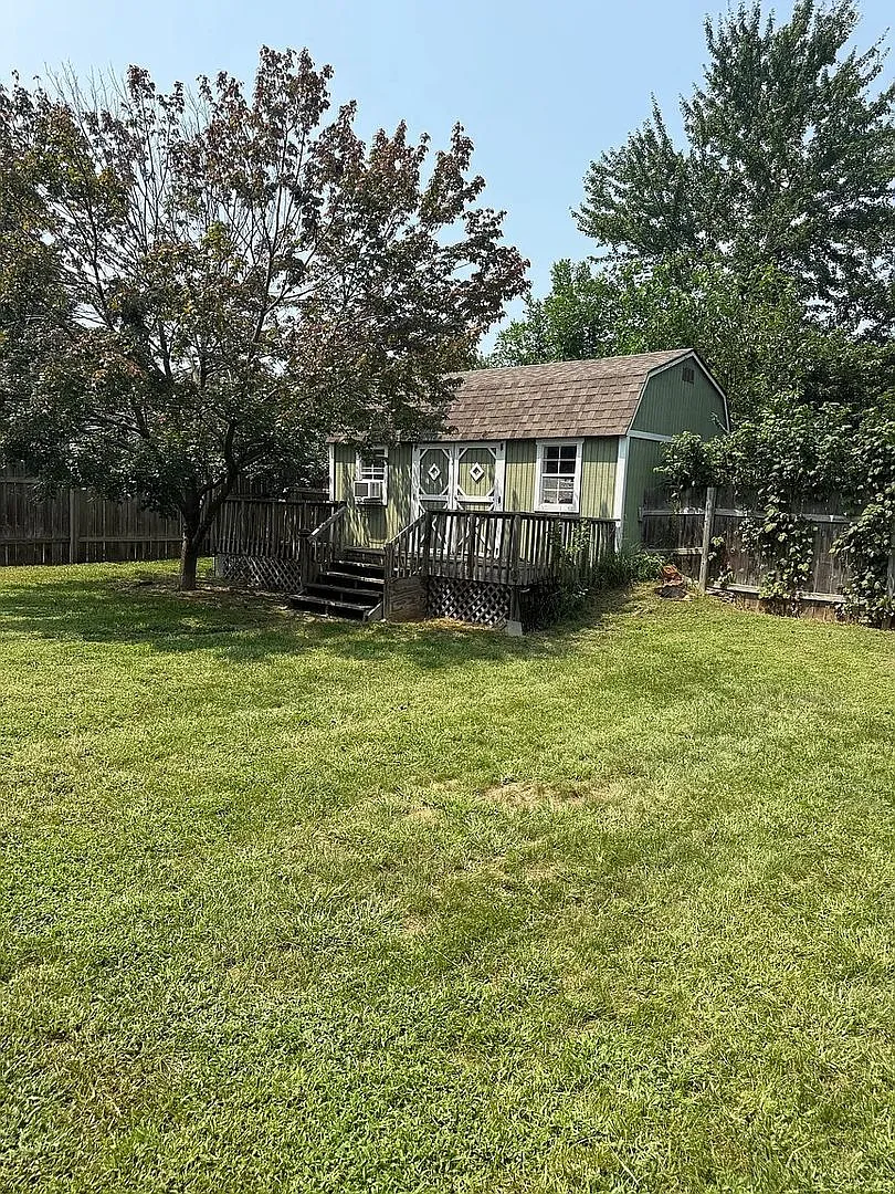 Beautiful 3BR, 2BTH home with 2 car att gar — Photo 2