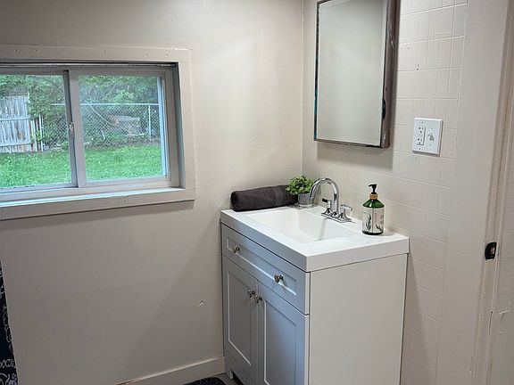 5th image of 408 W Wheaton Ave