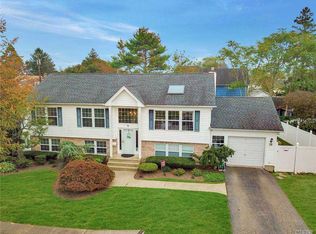 11 Grove St, Lindenhurst, NY 11757