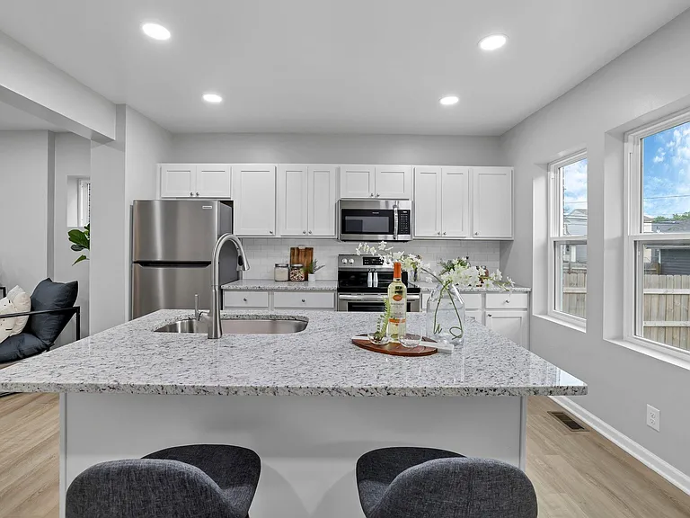 191 N Harris Ave — Photo 1